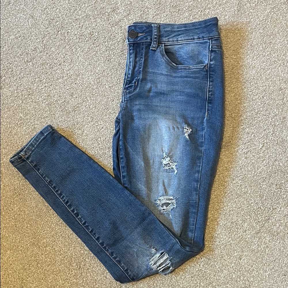 SO Women's medium wash distressed jeggings